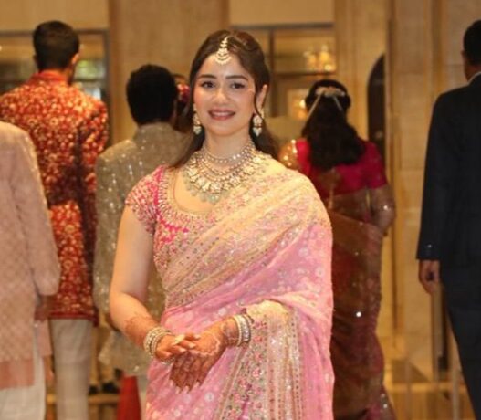 Sara Tendulkar Stuns in Pink Bandhani Saree at Brother Arjun Tendulkar’s Wedding
