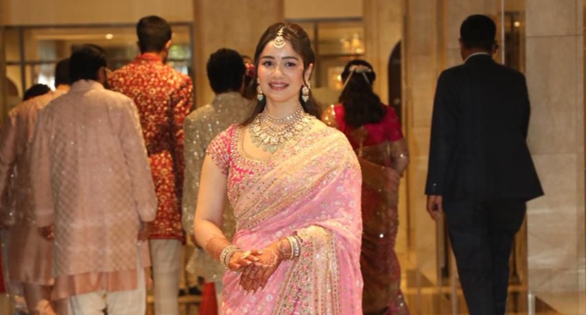 Sara Tendulkar Stuns in Pink Bandhani Saree at Brother Arjun Tendulkar’s Wedding